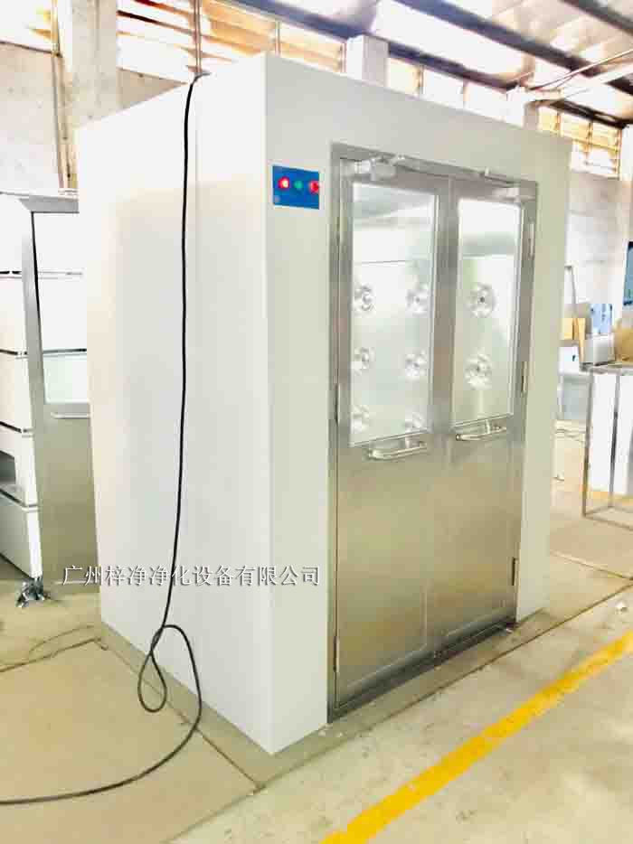 風淋室是一種密閉的凈化設備，主要由外殼、風淋噴嘴、風機、空氣過濾器、控制系統等部分組成。