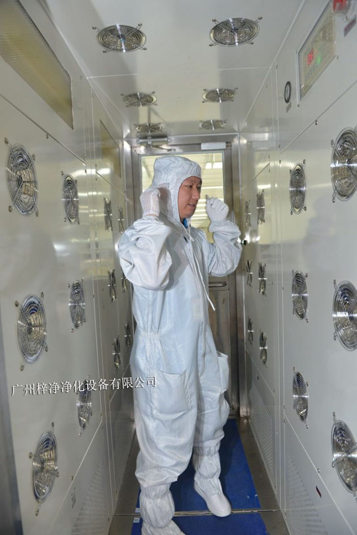 在風淋室內站立,保持身體不動,讓高速氣流從正面吹拂全身。 在風淋室內站立,保持身體不動,讓高速氣流從正面吹拂全身。