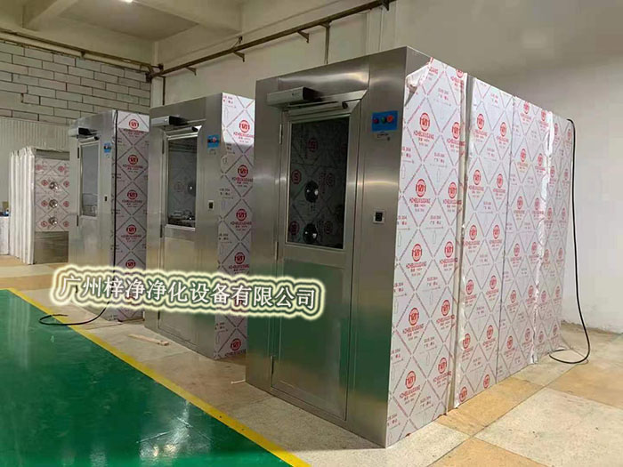 風淋室通過高速氣流將塵埃吹離工作人員的衣物和頭發，有效降低了進入潔凈室內的塵埃量，從而維護了潔凈室內的空氣質量。