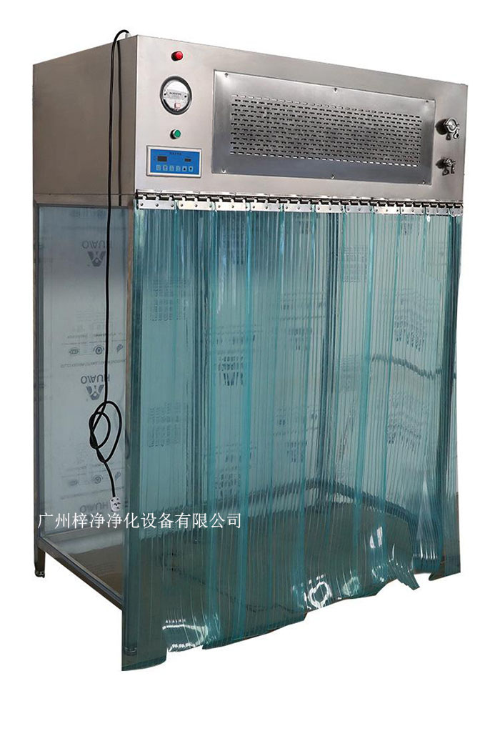 百級潔凈層流罩它主要由箱體、風機、初效空氣過濾器、高效空氣過濾器、阻尼層、燈具等組成。