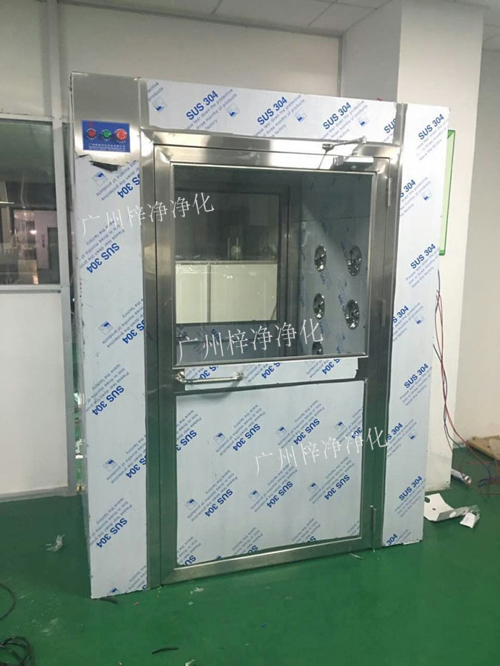 防爆風(fēng)淋室是指風(fēng)淋室的電機、指示燈、照明燈、接線管必須嚴(yán)格按照防爆標(biāo)準(zhǔn)