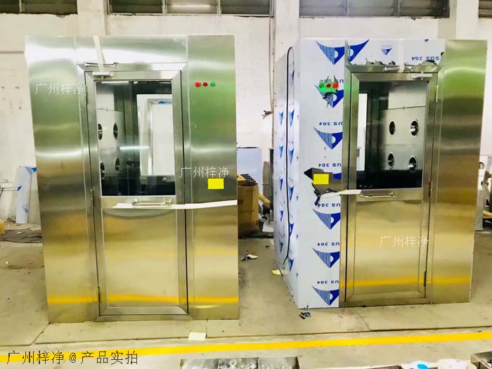 風(fēng)淋室安裝地面應(yīng)平整、堅(jiān)實(shí),無(wú)油污、水漬等。 風(fēng)淋室安裝地面應(yīng)平整、堅(jiān)實(shí),無(wú)油污、水漬等。