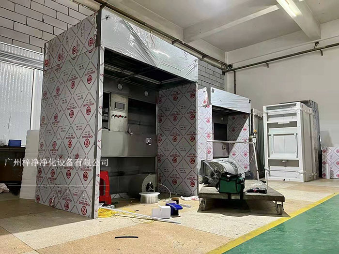 負壓稱稱量罩通過創造一個低氣壓的環境，防止生產過程中的粉塵、揮發物等有害物質逸散到外界環境中，同時確保稱量結果的準確性。