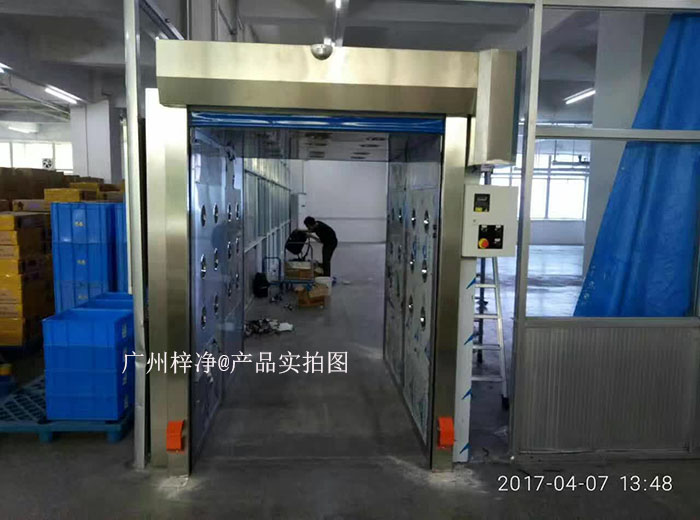 快速卷簾門風淋室和快速卷簾門貨淋室的工作原理主要基于高效過濾器和快速氣流交換。